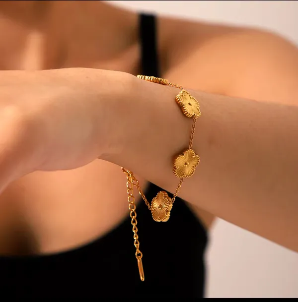 Golden_Stainless_Steel_And_Hypoallergenic_Coating_Jewelry_Set_For_Women